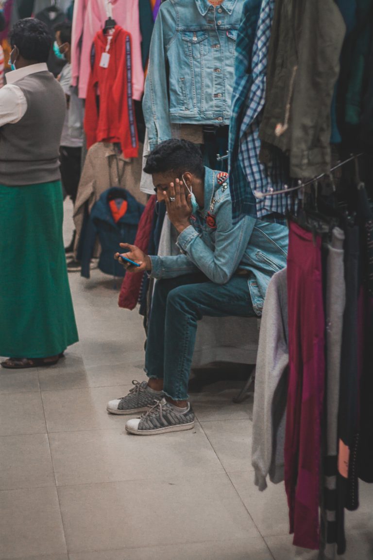 Street photo in NuwaraEliya, Sri Lanka by Rovin Mohotti
