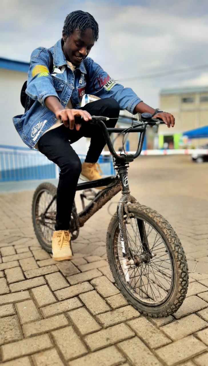 Street photo in Nairobi, Kenya by Ian Simon