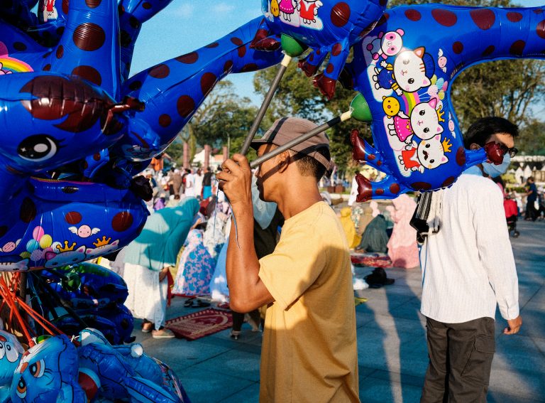 Street photo in Sumedang, Indonesia by Arif Rudiana