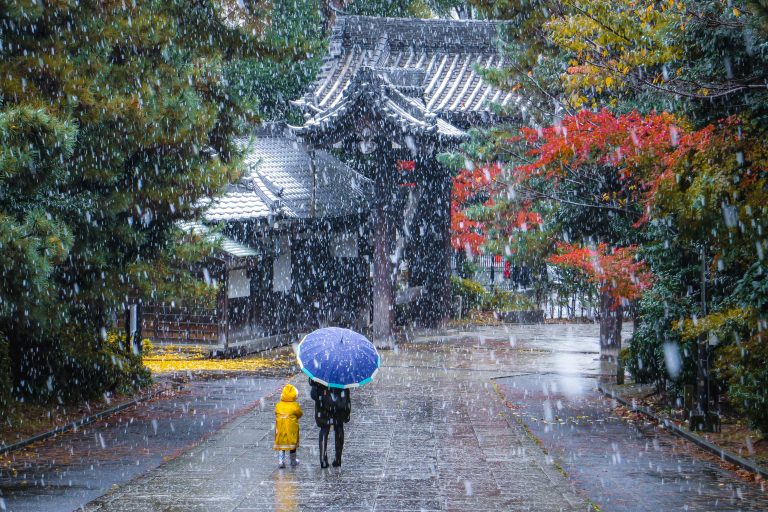 Street photo in Yokohama, Japan by Ian Gélinas