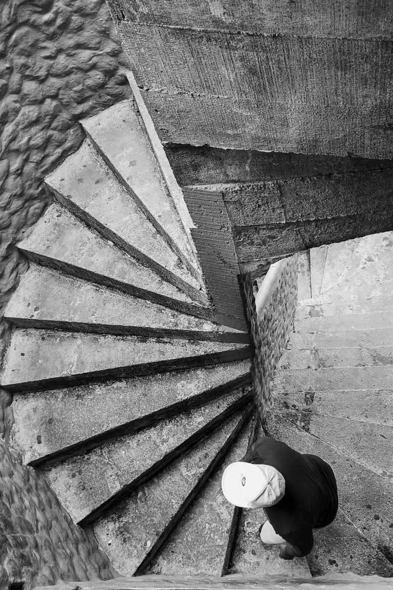Street photo in El Peñol, Colombia by Arturo Nuñez
