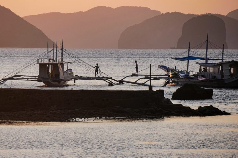 Street photo in El Nido, Philippines by Yunqi Yang