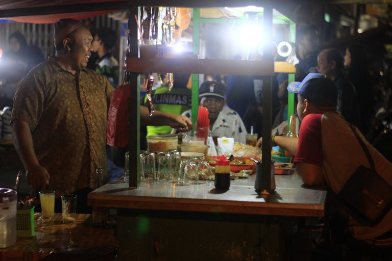 Street photo in Semarang, Indonesia by Akbar Binaji