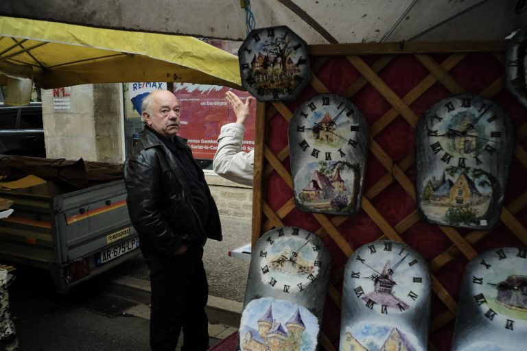 Street photo in Sarlat-la-Canéda, France by Joe Jasper