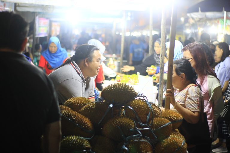Street photo in Semarang, Indonesia by Akbar Binaji