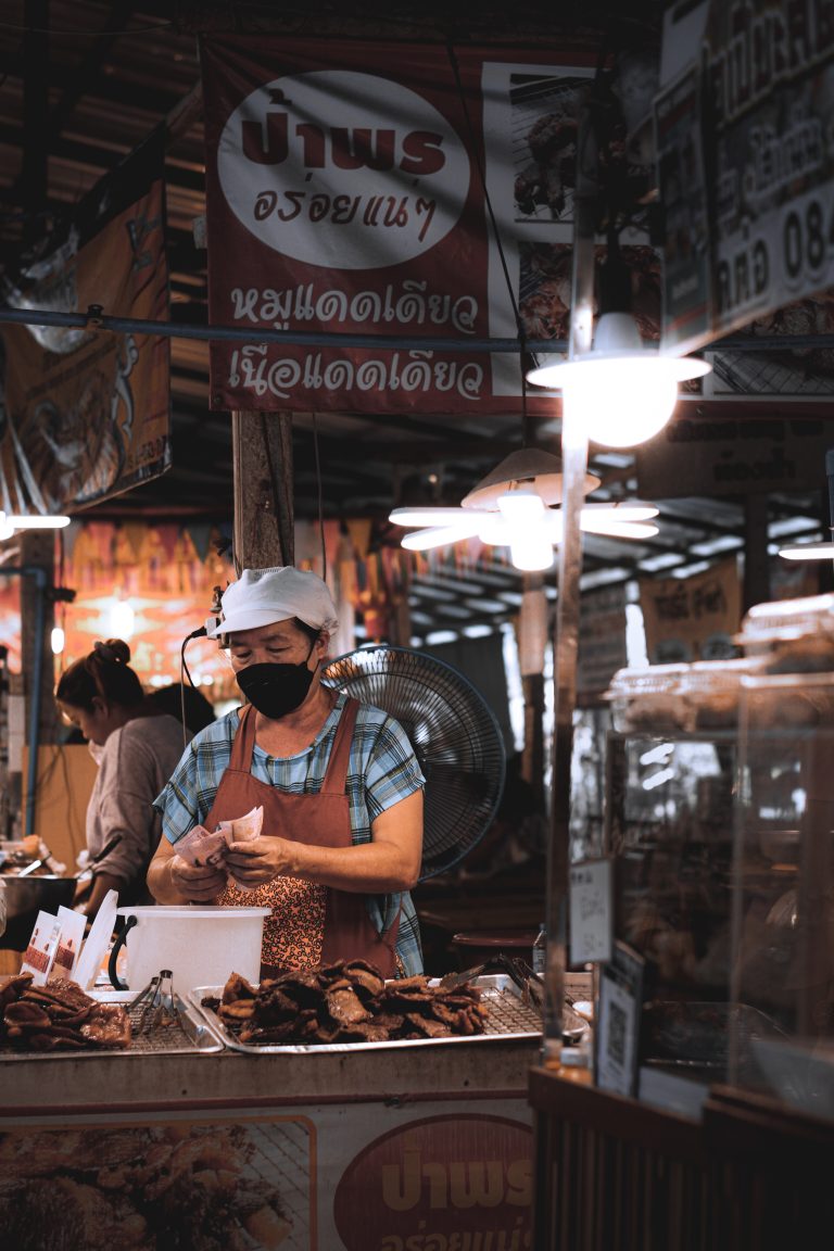 Street photo in Nakhon Pathom, Thailand by Rew Guitz