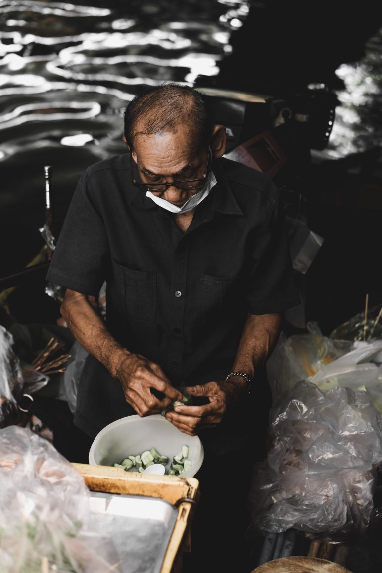 Street photo in Nakhon Pathom, Thailand by Rew Guitz