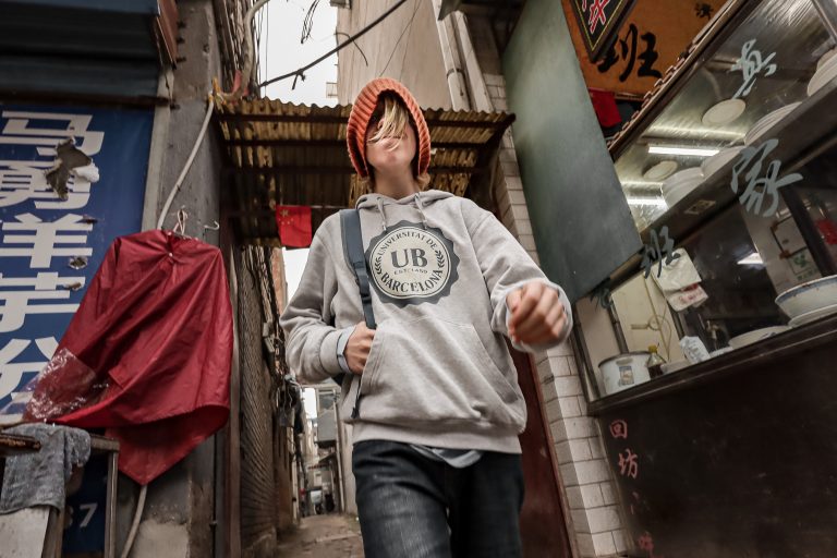Street photo in Xi'An, China by Alex 艾老师