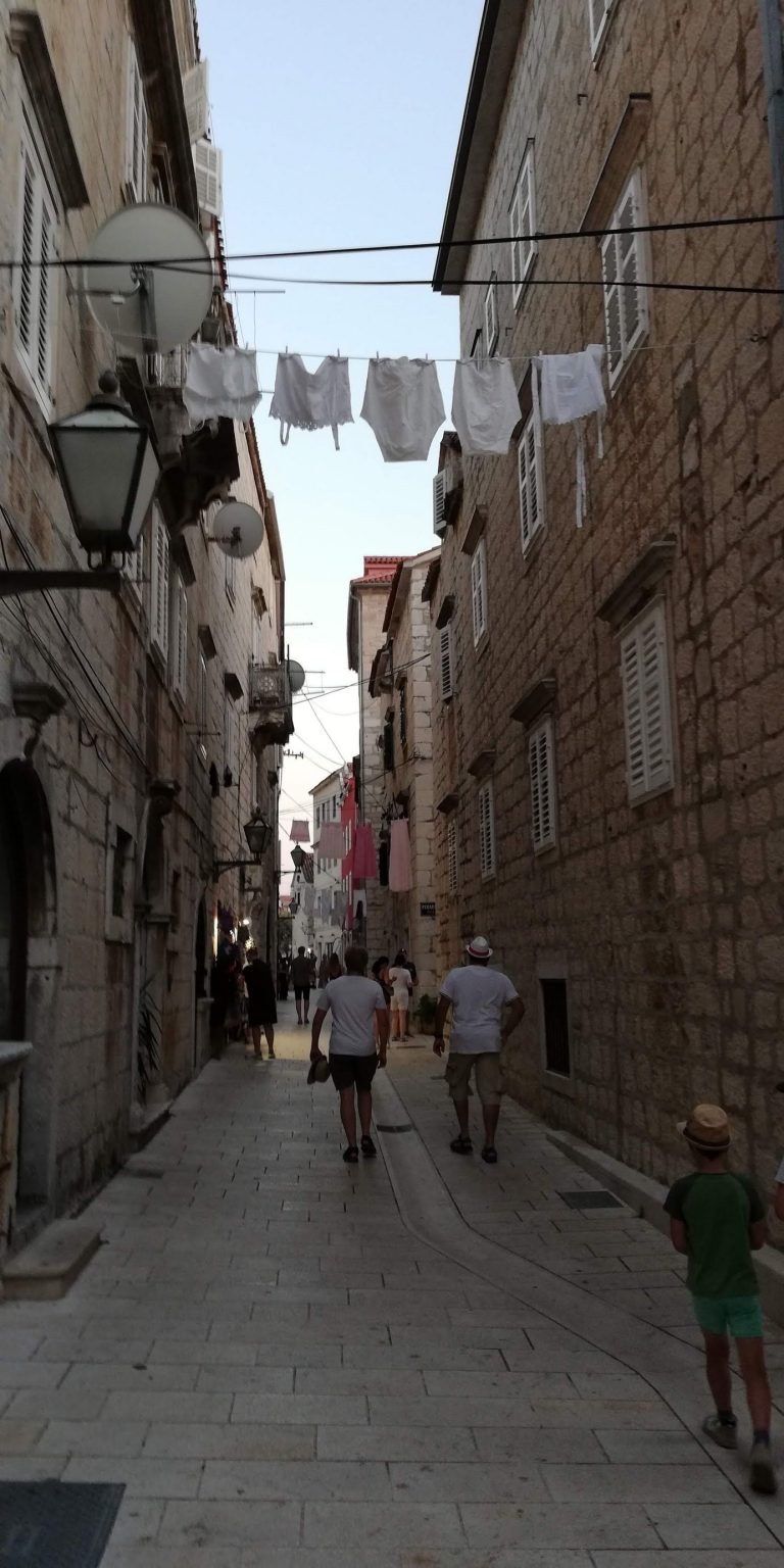 Street photo in Makarska, Croatia by Igor Brzeżek