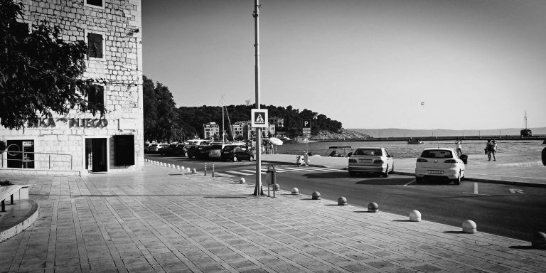 Street photo in Makarska, Croatia by Igor Brzeżek