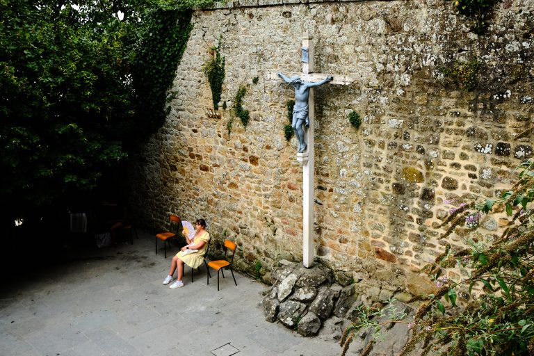 Street photo in Mont Saint-Michel, France by Sivert Almvik
