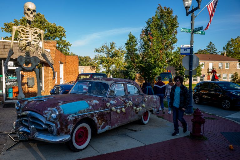 Street photo in Highwood, United States by Bert Tevel