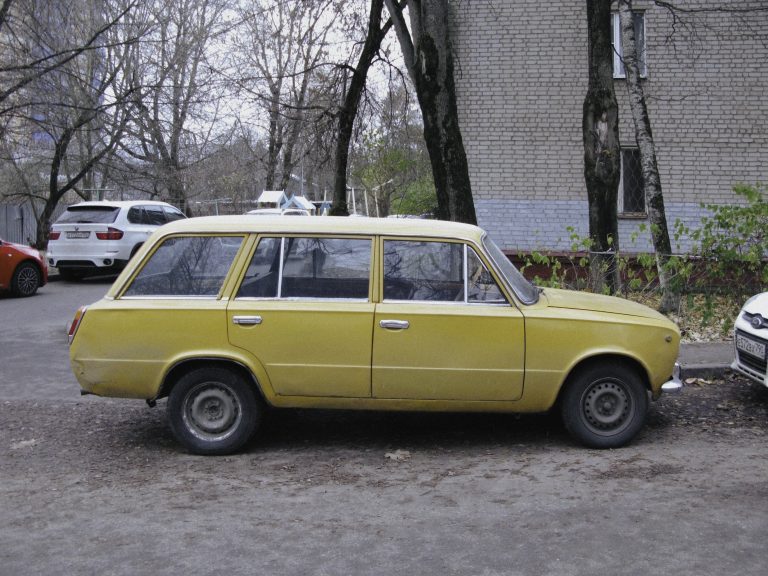 Street photo in Khimki, Russia by Nikita Marasandra