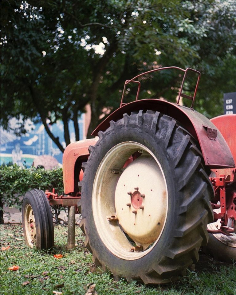 Street photo in Cali, Colombia by Camilo Corrales