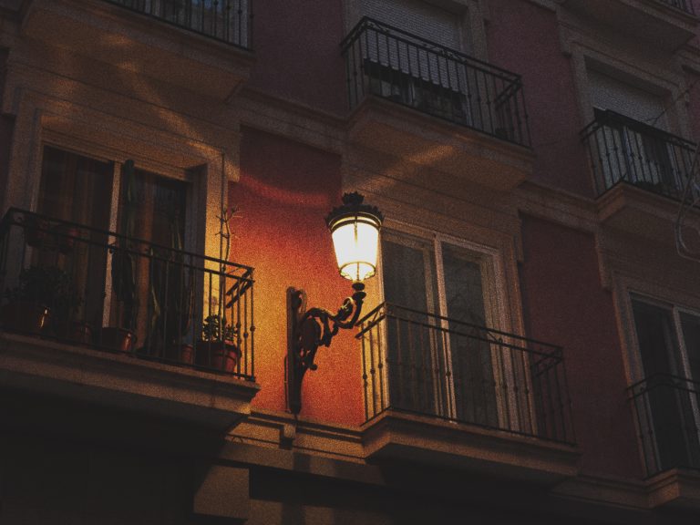 Street photo in Alicante, Spain by Amaury Mth