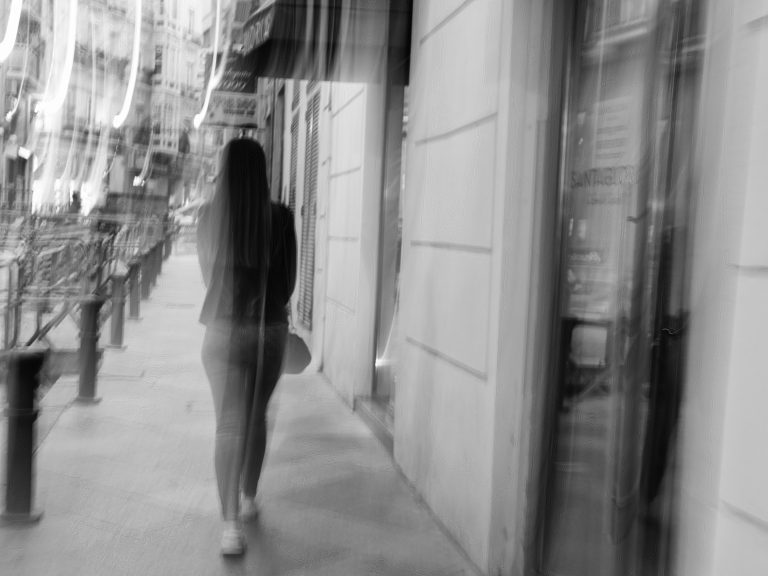 Street photo in Alicante, Spain by Amaury Mth