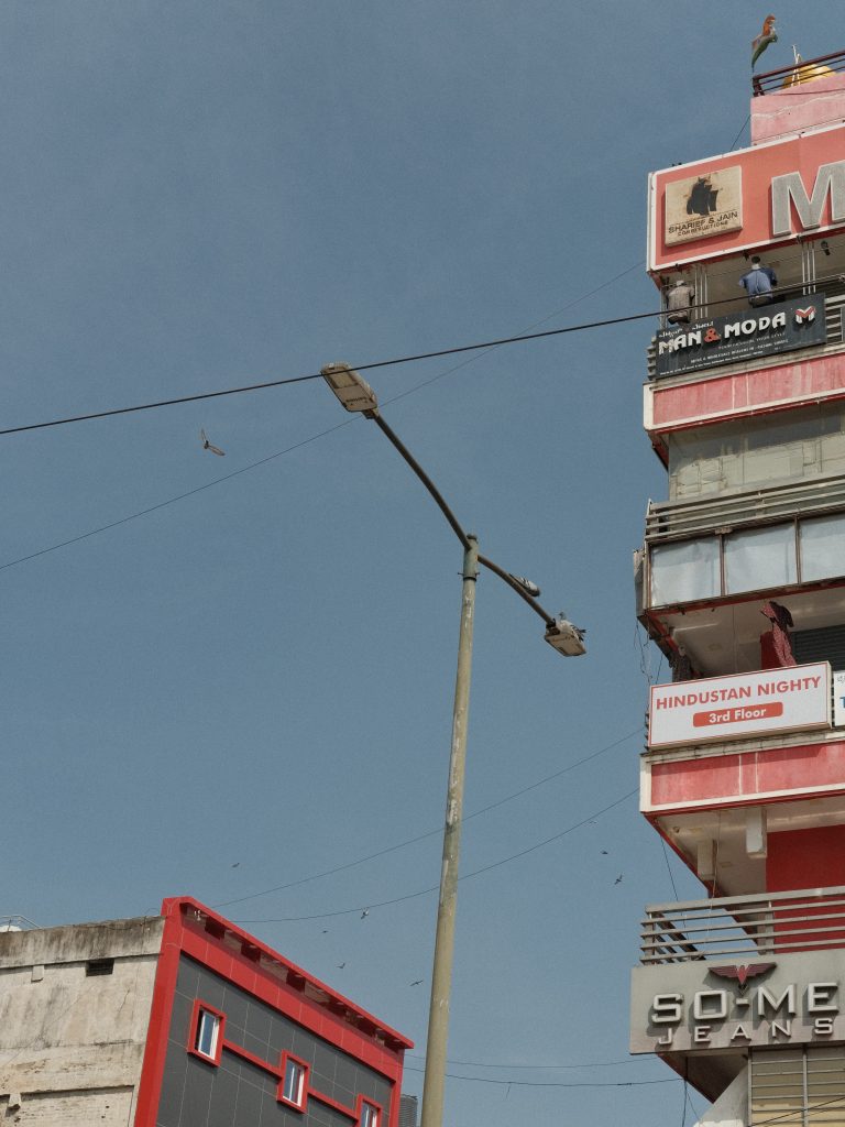 Street photo in Bengaluru, India by Bharadwaj Kulkarni