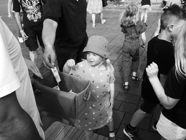 Street photo in Brunswick, Germany by Carl Döbbelin