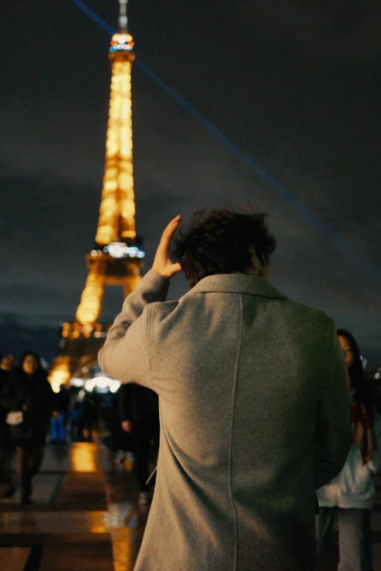 Street photo in Paris, France by Amaury Mth
