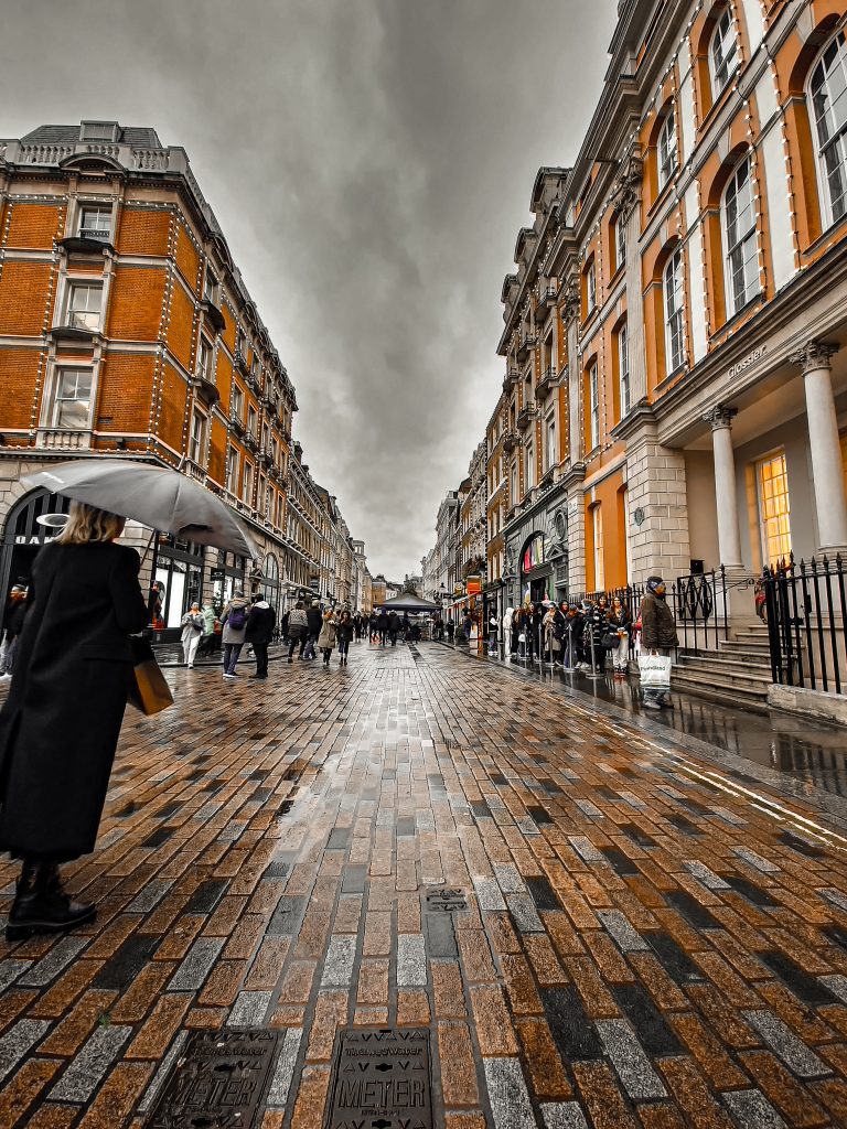 Street photo in London, United Kingdom by Kike Castro