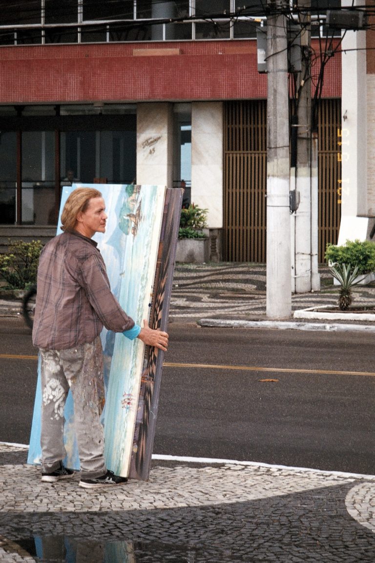 Street photo in Niterói, Brazil by Tomás Medina