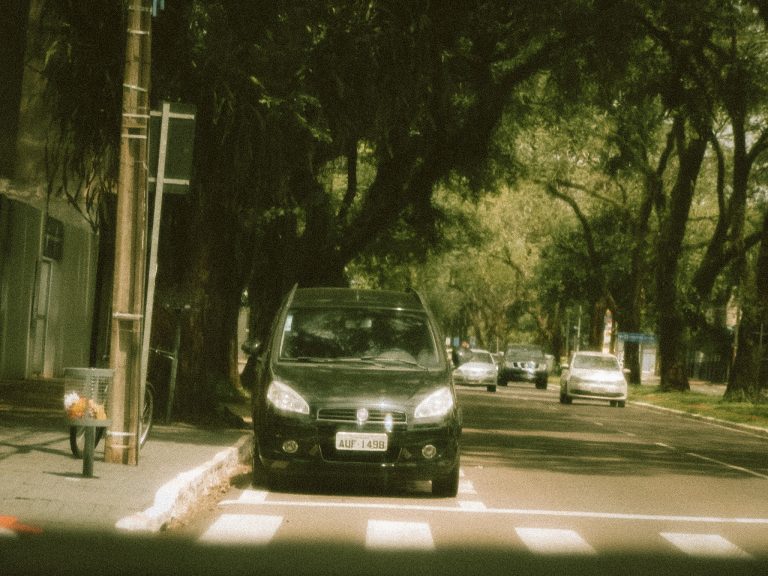 Street photo in Maringá, Brazil by Emanuella Zaninello