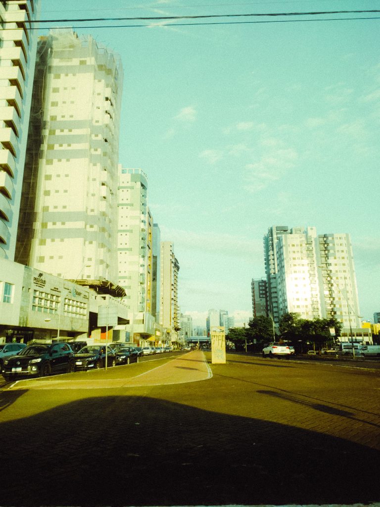 Street photo in Maringá, Brazil by Emanuella Zaninello
