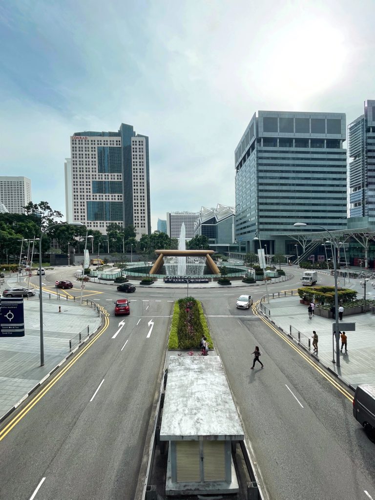 Street photo in Singapore by Felix Indarta