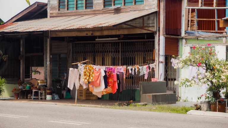 Street photo in Alor Setar, Malaysia by Izz Danish