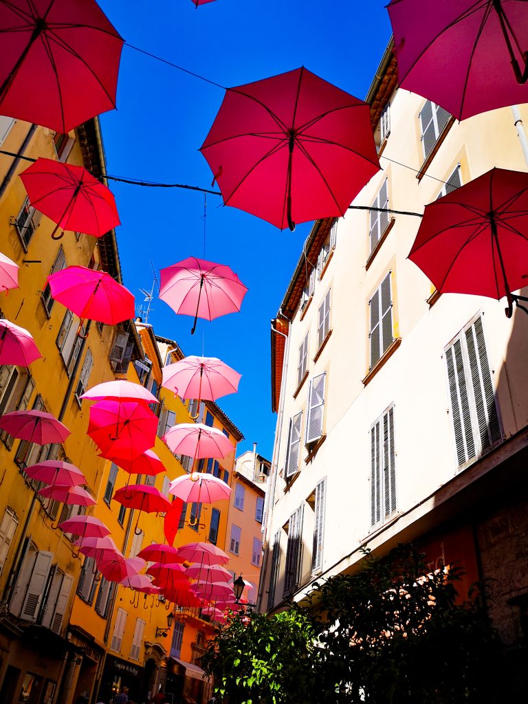 Street photo in Grasse, France by William Kerleau