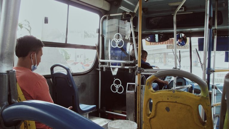 Street photo in Guayaquil, Ecuador by Leandro Appollonio