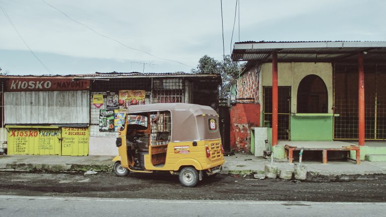 Street photo in Guayaquil, Ecuador by Leandro Appollonio