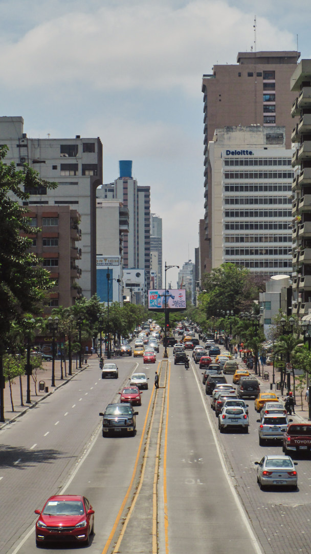Street photo in Guayaquil, Ecuador by Leandro Appollonio