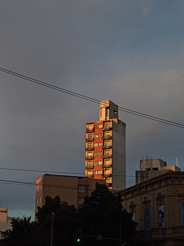 Street photo in La Plata, Argentina by Julián Feregotti