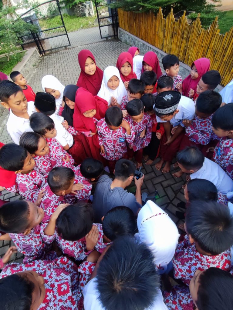 Street photo in Malangnengah, Indonesia by Lei Sun