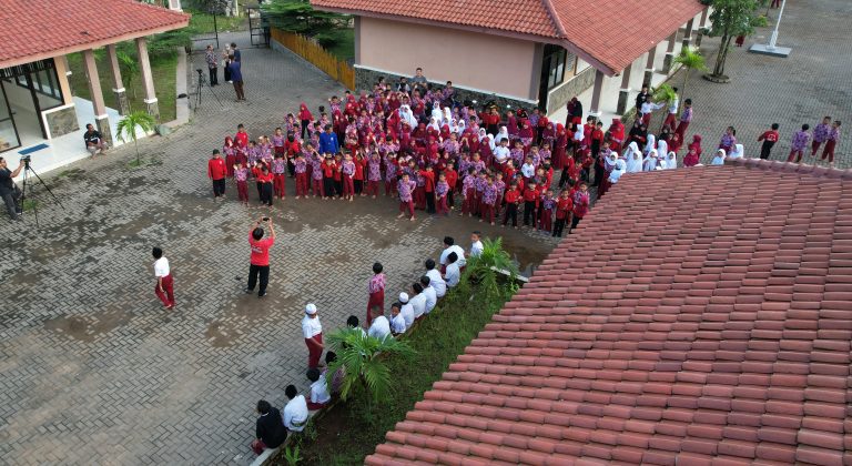 Street photo in Malangnengah, Indonesia by Lei Sun