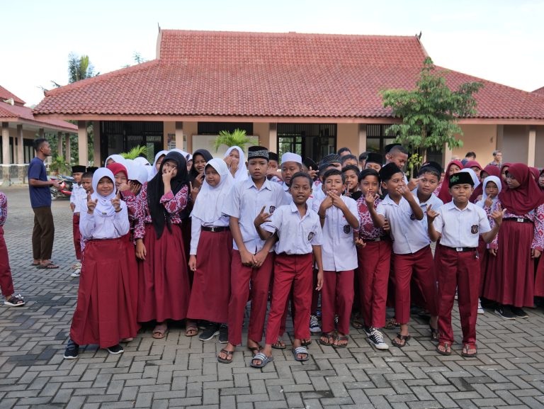 Street photo in Malangnengah, Indonesia by Lei Sun