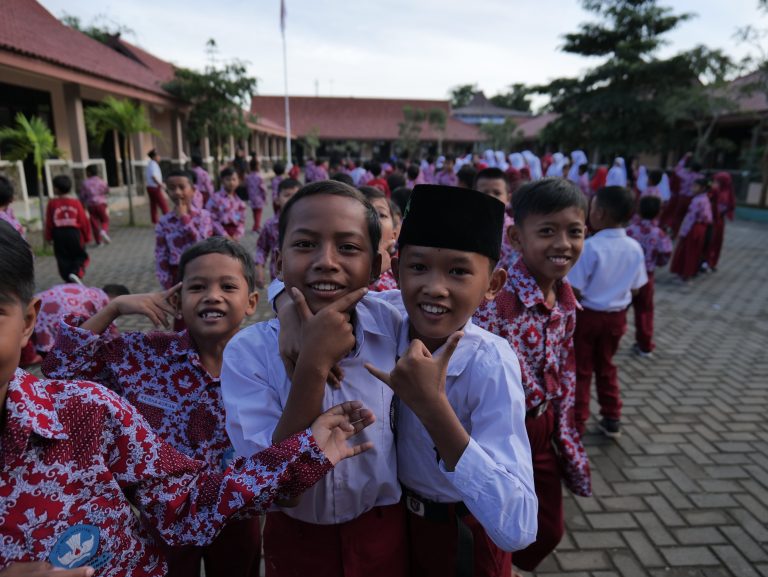 Street photo in Malangnengah, Indonesia by Lei Sun