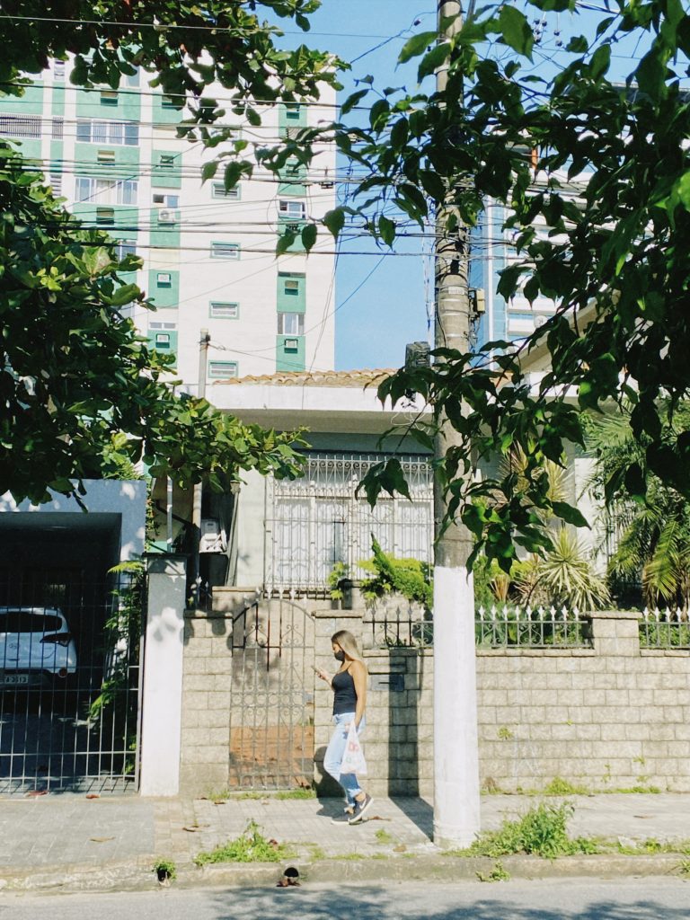 Street photo in Santos, Brazil by Brendow Ferraz