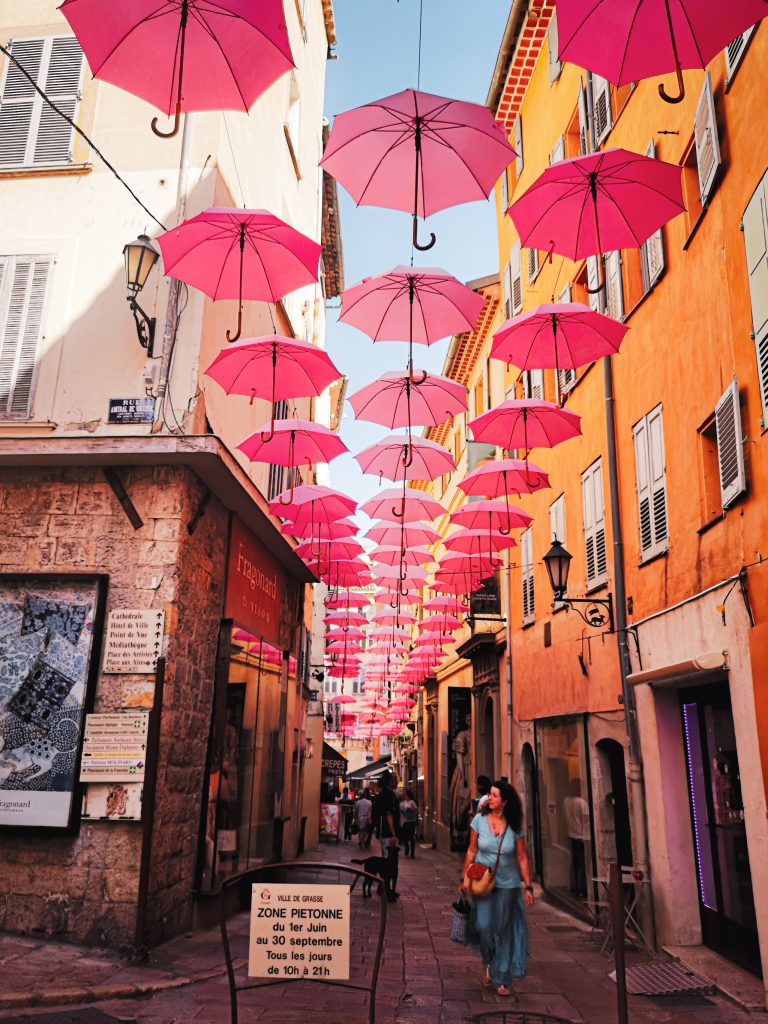 Street photo in Grasse, France by William Kerleau