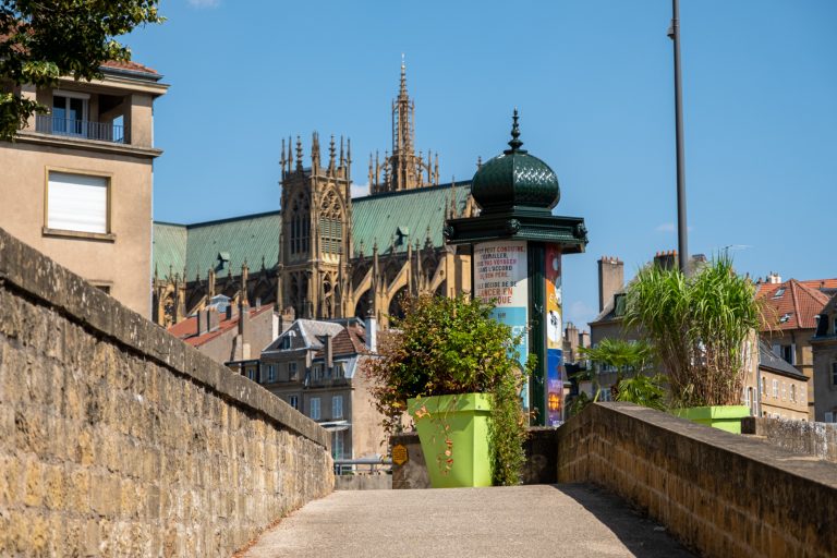 Street photo in Metz, France by Martin Philipps