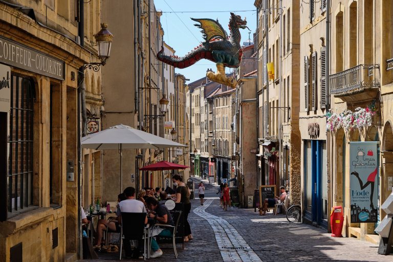 Street photo in Metz, France by Martin Philipps
