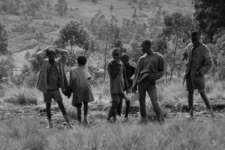 Street photo in Rutovu, Burundi by Martin Philipps