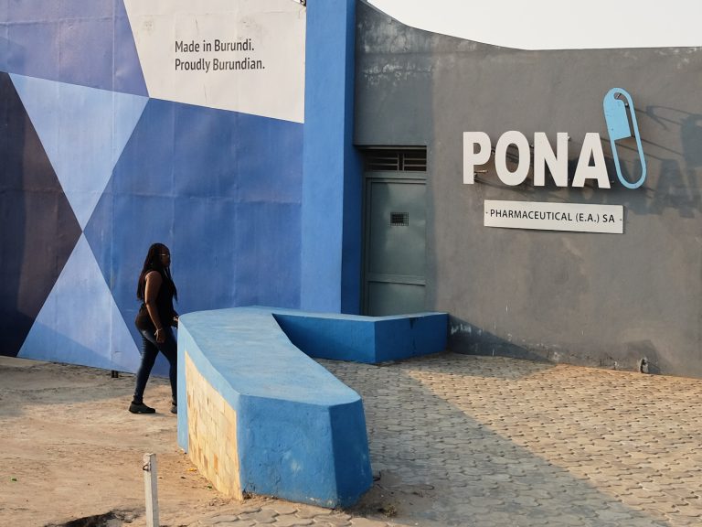 Street photo in Bujumbura, Burundi by Martin Philipps