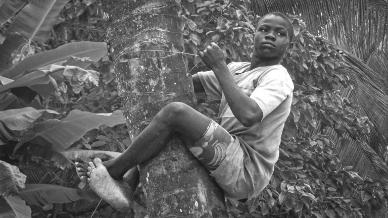 Street photo in Assinie-Mafia, Côte d'Ivoire by Martin Philipps