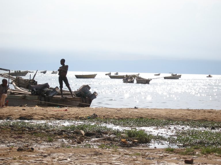 Street photo in Rumonge, Burundi by Martin Philipps