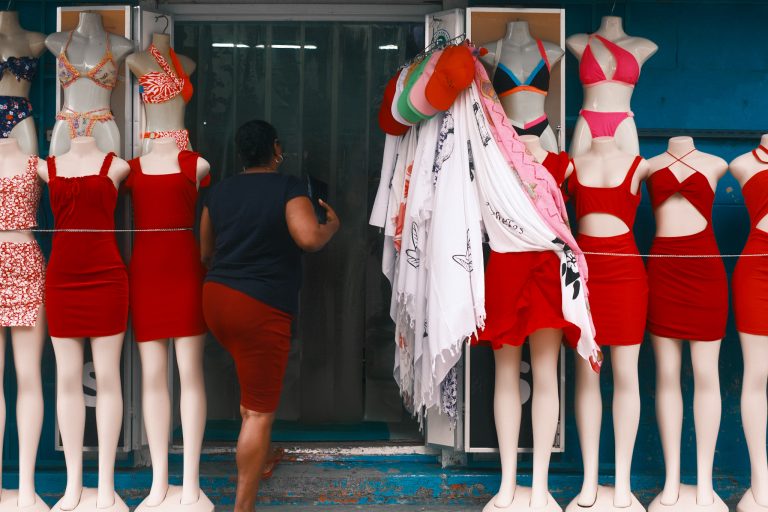 Street photo in Seychelles by Arina Gusakovskaya
