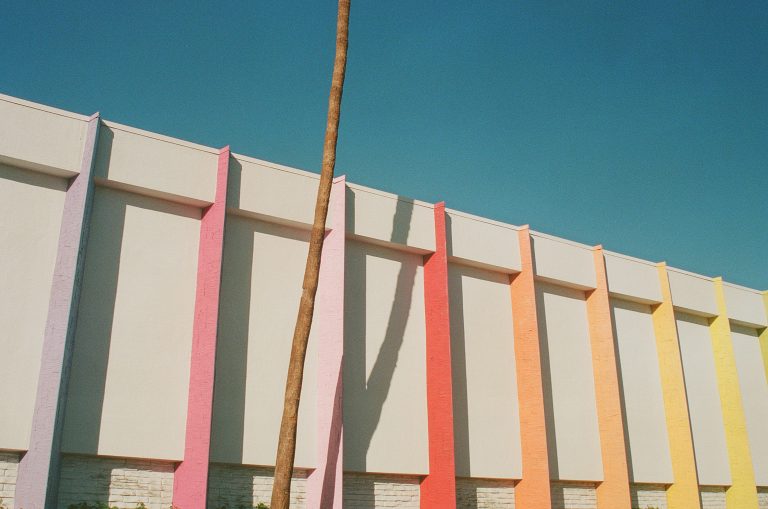 Street photo in Palm Springs, United States by Julian Abalos