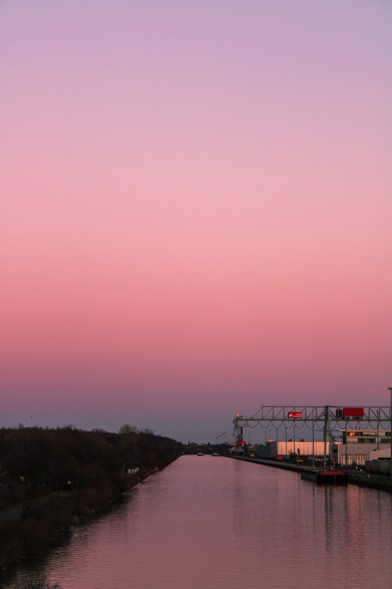 Street photo in Hanover, Germany by Lucy Hnvr