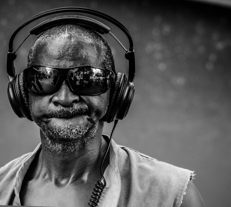 Street photo in Willemstad, Curaçao by Marc Wollrabe